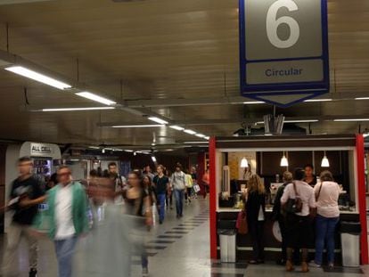 Comercios en la estaci&oacute;n de Metro de Moncloa.