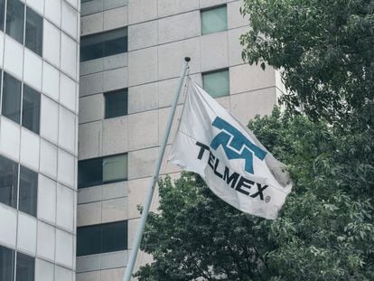 Una bandera afuera del edificio corporativo de Telmex, en Ciudad de México.