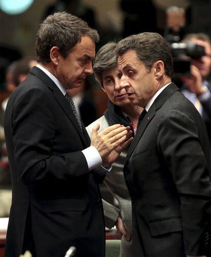 Zapatero mantuvo una larga charla con Sarkozy antes del inicio de la cumbre en Bruselas, en la que se discute la crisis en Portugal, el Pacto por el euro y la situación en Libia y Japón.