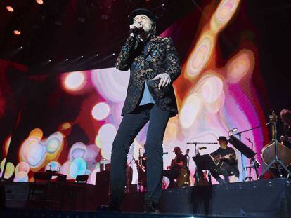 Joaquín Sabina, durante su concierto en el WiZink Center de Madrid el pasado miércoles. En vídeo, el cantante se recupera en la UCI tras ser operado.