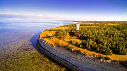 Contar las islas de <a href="https://www.visitestonia.com/en target="_blank">Estonia</a> puede llevar un tiempo. Y es que son más de dos mil las que hay frente a la costa occidental del país. Apenas 19 están habitadas, pero quien las visite se encontrará con gentes abiertas y amables. Desde Tallin es posible llegar con coche y ferri hasta Hiiumaa, Saaremaa y Muhu, esperando que alguien las descubra, entre pinares y enebros, playas desiertas y lugares cargados de historia.