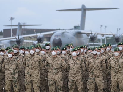 Las últimas tropas alemanas retiradas de Afganistán forman ante un avión A400M a su llegada a la base de Wunstorf, en Baja Sajonia, este miércoles.