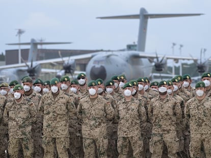 Las últimas tropas alemanas retiradas de Afganistán forman ante un avión A400M a su llegada a la base de Wunstorf, en Baja Sajonia, este miércoles.