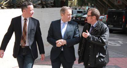 Carmona, rodeado por Pérez Boga (derecha) y Martínez Roger.