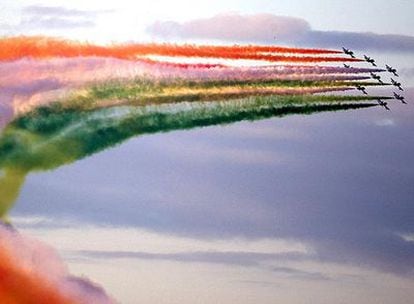 Exhibición en febrero de las Flechas Tricolor, división de la Fuerza Aérea italiana especializada en acrobacias