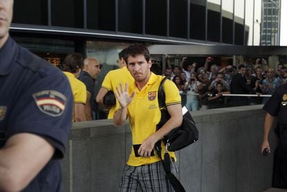 Messi saluda a su llegada al hotel barcelonista en Madrid.