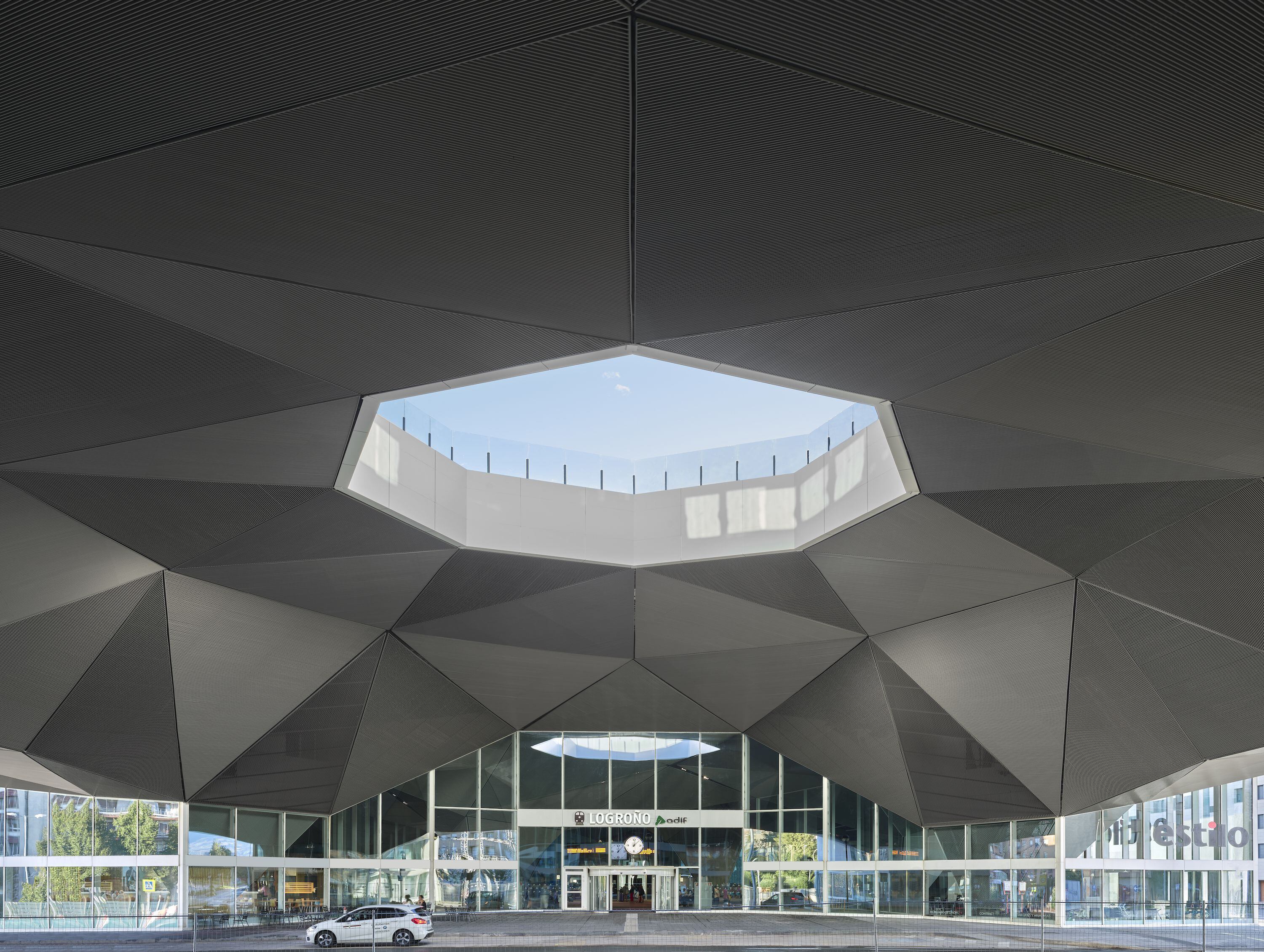 La estación de trenes y la estación de autobuses se conectan bajo una cúpula de 60 metros de luz y un óculo octogonal. 