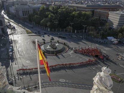 Vista del rodaje de la película Way Down en la plaza de Cibeles desde la terraza del Ayuntamiento de Madrid el 14 de abril de 2019.