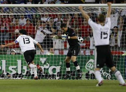 Ballack celebra su gol, el tercero de Alemania, mientras Ricardo se lamenta y Hitzlsperger alza los brazos.