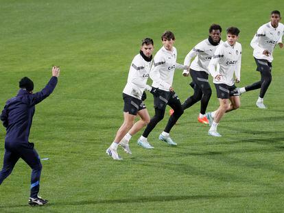 La plantilla del Valencia en un entrenamiento previo al partido contra el Real Madrid de la semifinal de la Supercopa, en Riad este martes.