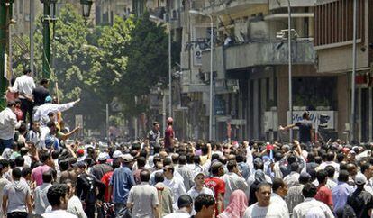 Centenares de egipcios se concentran en la plaza Tahir de El Cairo para pedir mayor celeridad en las reformas políticas.