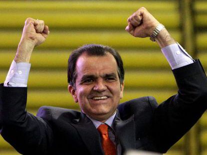 El exministro de Hacienda colombiano &Oacute;scar Iv&aacute;n Zuluaga alza los brazos el  s&aacute;bado 26 de octubre de 2013,tras su elecci&oacute;n como candidato a las elecciones presidenciales.