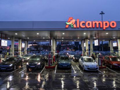 Vehículos esperan para repostar en una gasolinera en la zona comercial de Parque Oeste de Alcorcón (Madrid), este viernes.