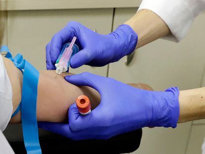 Un trabajador sanitario extrae sangre de una paciente para realizar un test de anticuerpos.