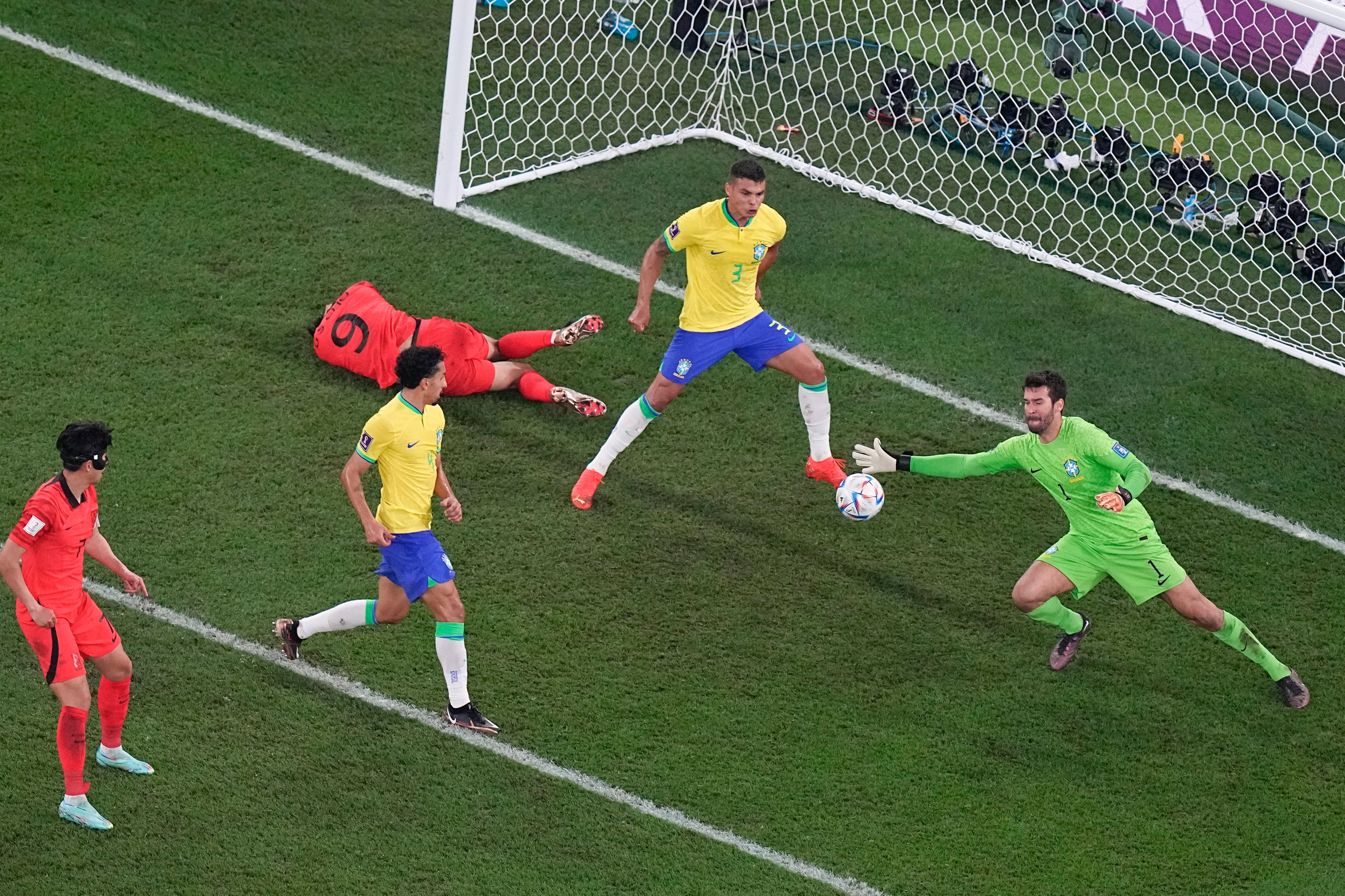 Alisson evita el gol de Corea. 