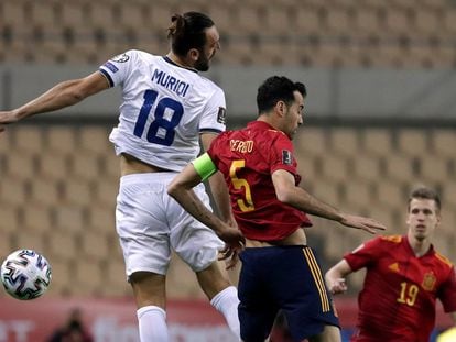 El delantero de Kosovo Vedat Muriqi, en un partido contra España en Sevilla.