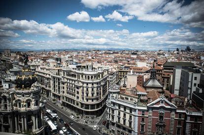 La terraza, capitaneada desde las alturas por la diosa griega Atenea, permite sacar fotos únicas de intersección más bonita de Madrid, en la que confluyen la calle Alcalá y la centernaria Gran Vía. ¿Alguien da más?