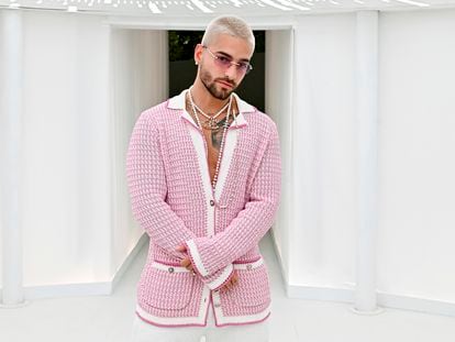 En diciembre de 2021, el cantante Maluma asistió a una cena de Chanel en Miami vestido con la icónica chaqueta creada por Coco Chanel.