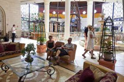 Unos turistas conversan en el interior del hotel Cordial Mogán Playa en Gran Canaria. EFE/Archivo