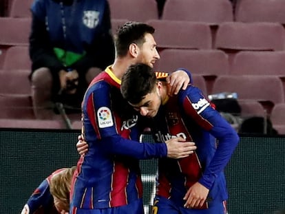 Messi saluda a Pedri, tras firmar el primer gol del Barcelona ante el Huesca.