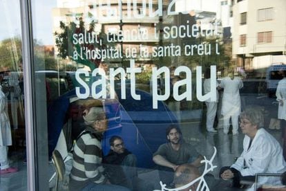 Empleados del hospital Sant Pau durante la primera jornada de encierro del centro.