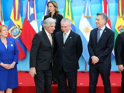 Los presidentes de Chile, Uruguay, Brasil, Argentina y Paraguay antes de la foto de familia de la cumbre de Mercosur.