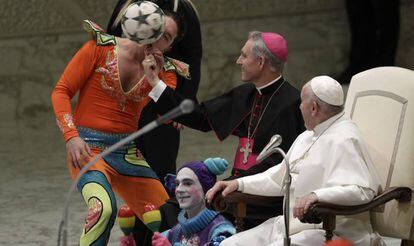 El papa Francisco con Georg Gänswein, en un espectáculo de circo.