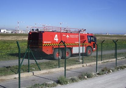 Vehículo de bomberos en el aeropuerto de El Altet