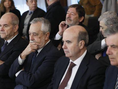 Los expresidentes socialistas Manuel Chaves y José Antonio Griñán, junto a los exconsejeros Gaspar Zarrías y José Antonio Viera, en la sala de la Audiencia de Sevilla, en 2018.