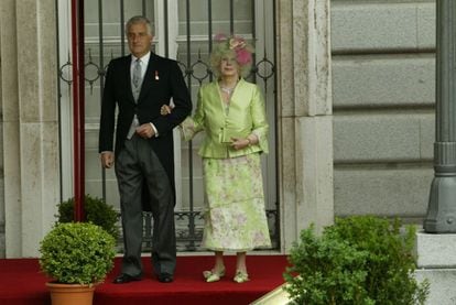 La duquessa d'Alba va agafada del seu fill Alfonso Martínez de Irujo, duc d'Aliaga, a les noces de Felip de Borbó amb Letizia Ortiz, el maig del 2004.