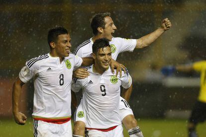Sep&uacute;lveda, Guardado y Jim&eacute;nez festejan un gol mexicano.