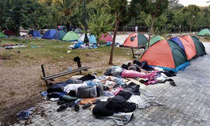 Un grupo de refugiados duerme, el s&aacute;bado, en un parque de Atenas.