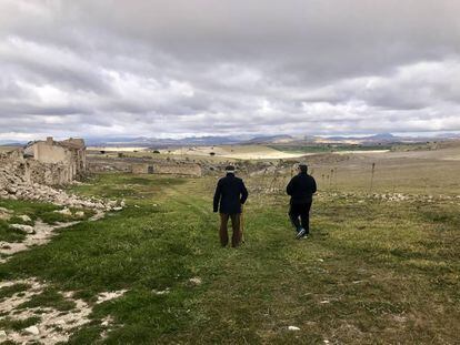 Dos vecinos pasean por un cortijo en las afueras de Pedro Martínez