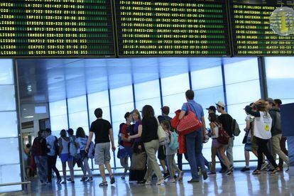 Varios pasajeros, en la terminal T-4 del Aeropuerto de Barajas (Madrid).