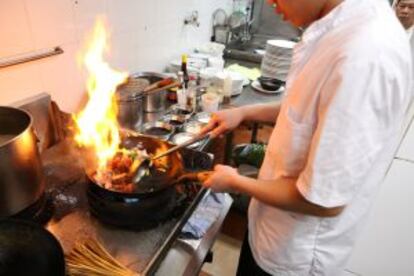 Preparación, siempre con fuego fuerte, de un wok.