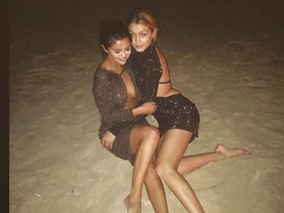 Selena Gomez y la 'top model' Gigi Hadid demostrando todo lo que se quieren. Esta vez en la playa. La foto es del Instagram de Selena.