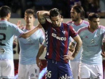 Los jugadores del Celta felicitan a Nolito por su gol.