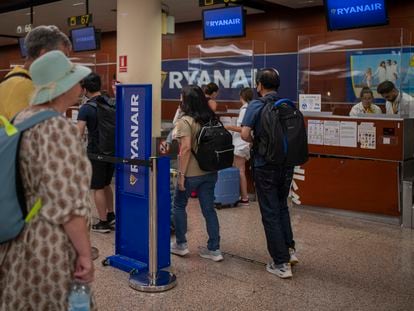 Varias personas esperaban en los mostradores de Ryanair en el aeropuerto de Barcelona-El Prat, el lunes.