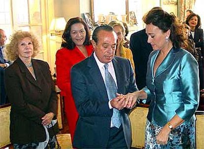 Curro Romero, el día de su boda con Carmen Tello, acompañada por una de sus amigas más cercanas, Cayetana de Alba. 