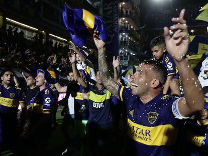 Carlos Tevez, autor del gol ante Gimnasia, celebra el campeonato obtenido por Boca Juniors en la Superliga argentina.