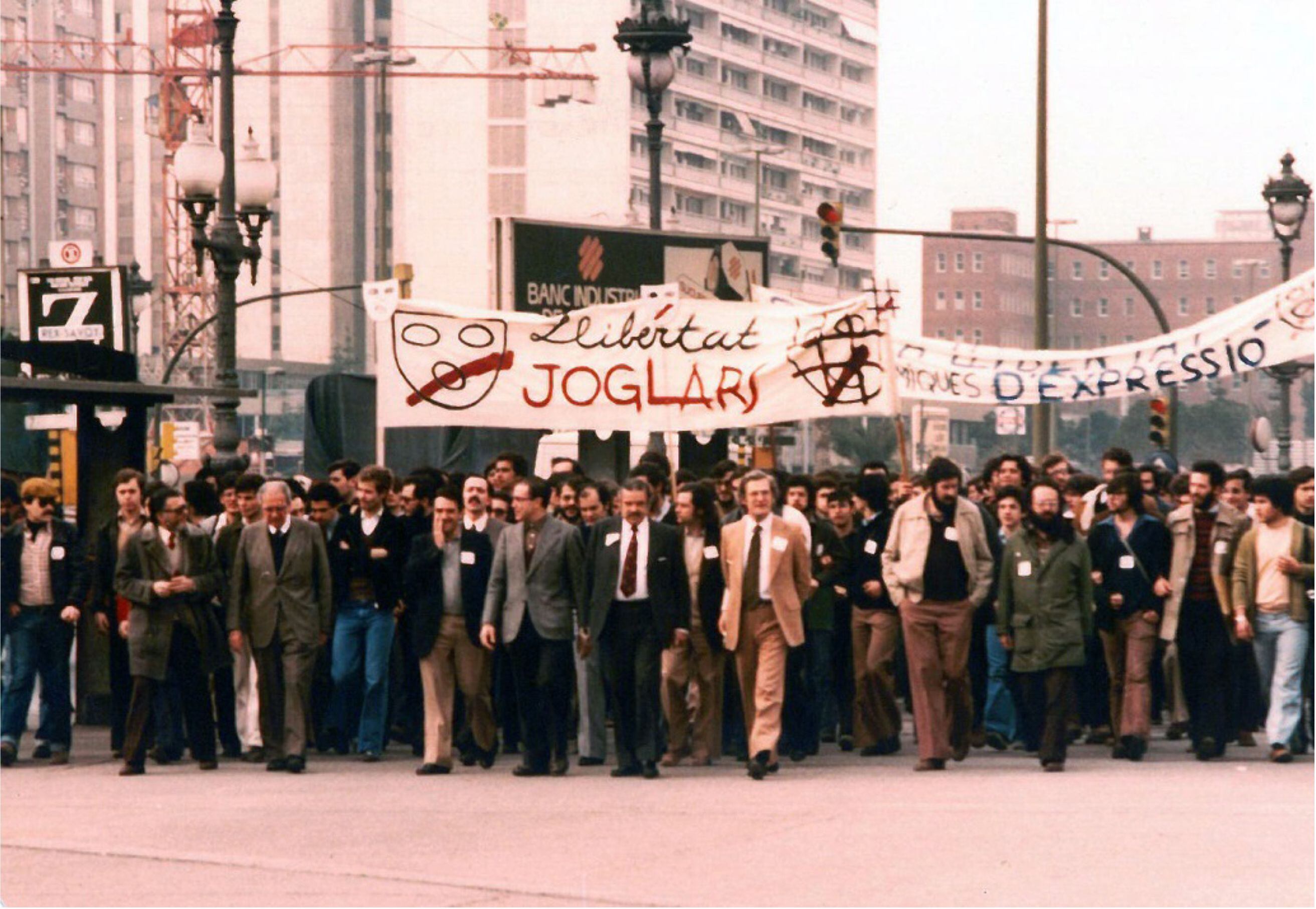 Manifestación en Barcelona en protesta por el proceso de guerra abierto contra Els Joglars a finales de 1977.