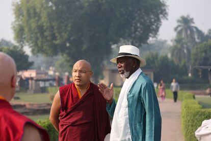 Morgan Freeman hablando con monjes budistas en Bodh Gaya, al noreste de India, en un momento de su nueva serie documental sobre religión.