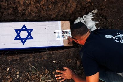Funeral de la británica-israelí Lianne Sharabi y sus hijas Noiya Sharabi, de 16 años, y Yahel Sharabi, de 13, que murieron tras el ataque de las milicias de Hamás, este miércoles en Kfar Harf (Israel). El marido de Lianne Sharabi sigue desaparecido. 