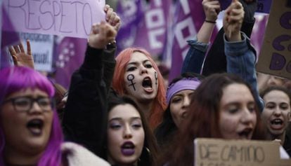 Participantes en la manifestación del 8 de marzo de 2018, Día de la Mujer en el Paseo del Prado en Madrid.