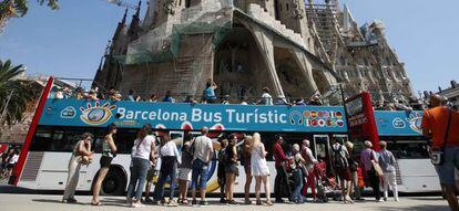 Turistas a los pies de la Sagrada Familia en Barcelona.