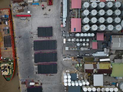 Vista aérea de una instalación petrolera en obras en Georgetown (Guyana), en abril de 2023.