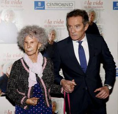 La duquesa de Alba, Cayetana Stuart y Silva (i), junto a su marido, Alfonso Díez (d), durante la presentación de su nuevo libro "Lo que la vida me ha enseñado", hoy en Madrid.