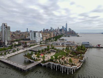 En lugar de diseñar un pabellón junto al río Hudson, Heatherwick Studio proyectó Little Island: un parque público que roba terreno al río para paliar la escasez de parques urbanos en Nueva York.