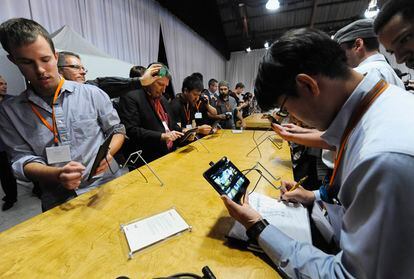 Periodistas probar el nuevo Kindle Fire HD 7 "durante el evento de Amazon Kindle Fire en Santa Monica, California 06 de septiembre 2012