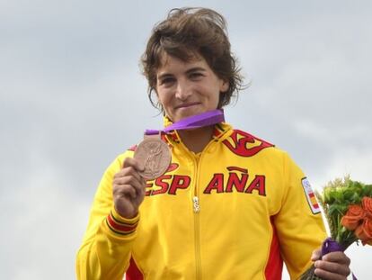 Maialen Chourraut, en el podio, con la medalla de bronce.